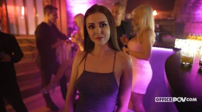 Sybil chevauche ta bite comme une salope en chaleur en public osé